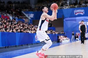 很敢于表现自己！陈家政半场6中4&三分4中3拿到11分2助攻