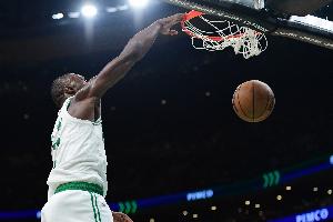 持续发力！杰伦·布朗接塔图姆传球反击打中后空篮暴扣打停对手