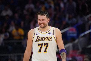 东契奇单季至少10次40+ 湖人队史第四人&比肩科比贝勒Logo男