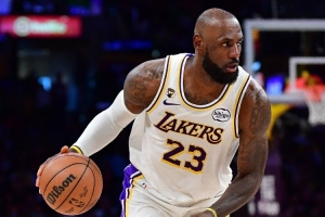 静雨：老詹两三千万的年薪肯定有球队给 但底薪回骑士是心之所向