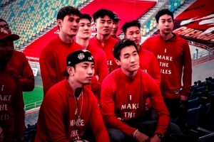 说唱歌手马思唯造访蓉城主场，并和韦世豪、拜合拉木在看台合影