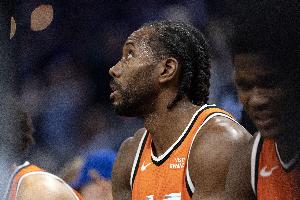 到手的一胜溜走了~伦纳德生涯对阵老东家马刺战绩为12胜4负