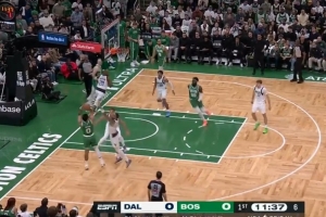 上来先试一个！塔图姆开场第一球 迎着华盛顿急停后仰中投不中