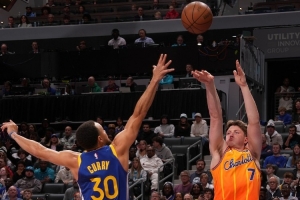 4233记三分！克尼佩尔：库里生涯早期有脚踝伤势 不然进得更多