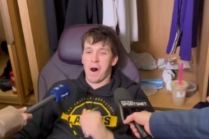 里夫斯谈手腕包扎：只是觉得这样看起来很酷&所以就戴着了