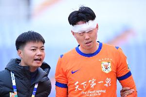 撞的不轻！高准翼赛中头部受伤眉骨出血，缠着绷带眼部肿胀