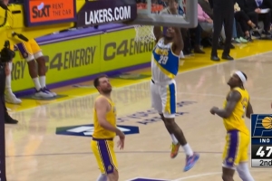 雷迪克看不下去了！昆顿·杰克逊空切双手滑翔暴扣打停湖人！