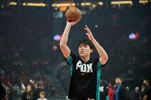 要注意球的保护！杨瀚森篮板推进被对手身后断球