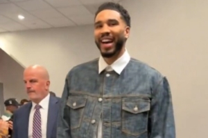 回归首秀！塔图姆赛前笑容满面到场：我们强势回归 我们回来啦！