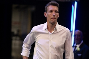 邓利维：人们希望你有大动作 但有些球队为了眼前利益牺牲了未来