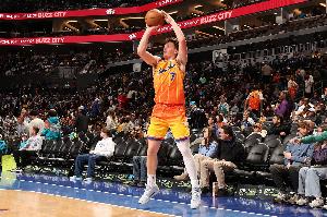 次节一次出手都没有！克尼佩尔半场4中3&三分3中2拿到8分2板