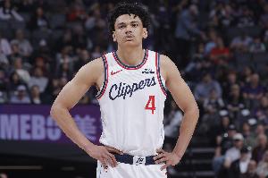 华丽！桑德斯突进篮下 使出梦幻脚步晃开防守上篮打中