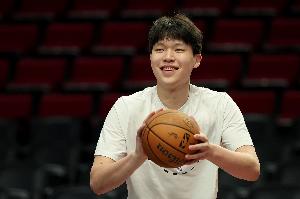 媒体人：瀚森打发展联盟是一点问题都没有 现在重要的是把NBA打好