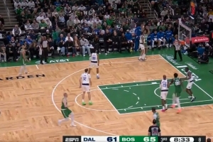 感觉都回来了！塔图姆底角迎着防守命中三分球 个人连拿7分