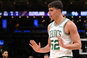 中锋有射程！加尔扎半场9分钟 7中4&三分5中2拿到10分4前场板