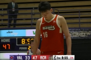 助攻+1！杨瀚森弧顶妙传肯特上篮被对手干扰球