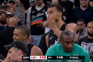 虽然只是一场常规赛！25分大逆转 文班赛后抱着队友喜极而泣！