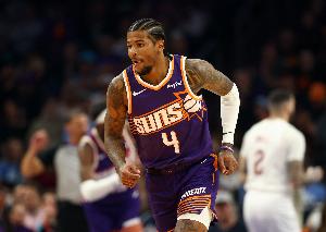 火力全开！杰伦·格林半场13投5中&罚球7中6 砍下18分3板2助