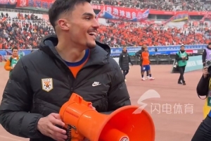 头回谢场得说两句！击败铁人赛后，王大雷引导阿尔瓦罗与球迷互动