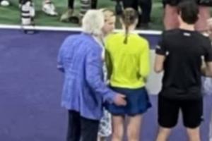 颁奖疑似遭咸猪手！莱巴金娜：什么也没发生，只是看起来像咸猪手