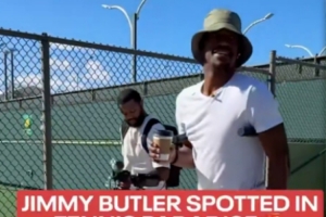 术后26天！巴特勒拄双拐亮相网球场 手持咖啡 拥抱好友兹维列夫