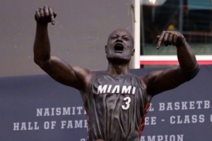 韦德谈雕像争议：从泥塑到铜制成品差异很大 乔丹的也不像