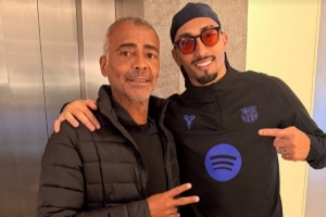 拉菲尼亚社媒晒与巴西传奇球星罗马里奥合影：很高兴与你相遇！