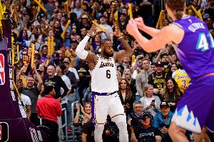 弗莱：詹姆斯打球不是为了赢球或者总冠军 而是成为GOAT！