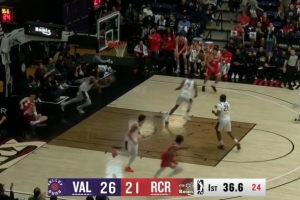 摔到篮架上！杨瀚森中路顺下接球上篮得分打破僵局