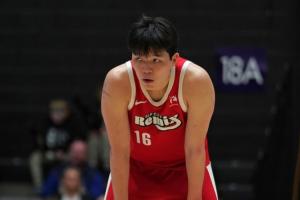 可圈可点！杨瀚森及时调整2中0后6中5 半场11分6板3助1断！