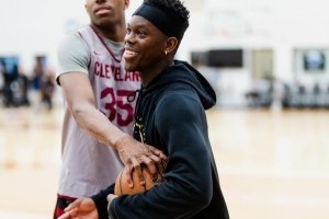 明日凌晨将战凯尔特人！骑士官方晒今日训练照 哈登&米切尔出镜