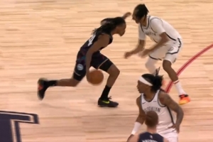 太难了！詹金斯持球强攻后仰不中 活塞错失绝平机会