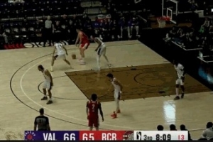 干就完事了！杨瀚森清空一侧背身单打 对抗后转身打板上篮反超！