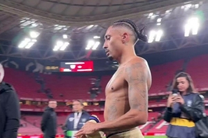 展现亲和力！拉菲尼亚赛后将球衣送给场边小球迷