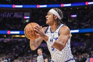 5个失误了！班凯罗持球单打再遭生断 戈贝尔反击得手予以惩戒