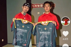 文体不分家，韦世豪社媒庆祝蓉城新赛季首胜，晒出与马思唯合影