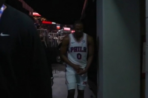 得不偿失！比赛已无悬念 马克西拼抢与博纳相撞&手指受伤回更衣室