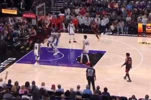 你紧随其后！吉迪一条龙助攻布泽利斯空接暴扣 也达成三双！