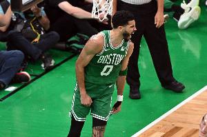 米切尔：塔图姆打得有些犹豫很正常 歇了10个月打成这样已很惊艳