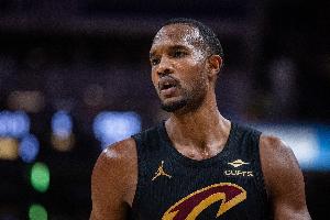 苦苦支撑！莫布里半场11中6拿到14分4板3帽 三分2中1