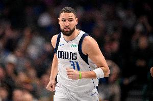 铁麻了！克莱替补10中2&三分7中1仅拿5分1板2助