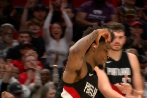 穷追猛打！亨德森三分再中 比赛还剩近5分钟开拓者领先24分