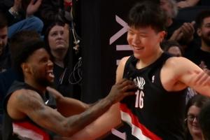 韦斯利晃倒对手 吸引防守给杨瀚森 小杨双手暴扣2+1！