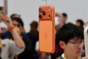 报告显示：2025年全球智能手机产量12.5亿部，苹果与三星并列第一