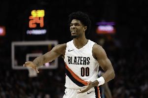 表现出色！亨德森15中10砍球队最高28分 0失误送6助攻&正负值+26