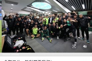 童磊社媒晒全队更衣室庆祝照庆祝首胜：全取三分，胜利属于我们！