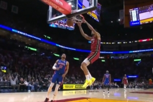 主场嗨了！哈克斯倒地拼抢潇洒助攻贼到位 韦尔起飞双手扣空篮！