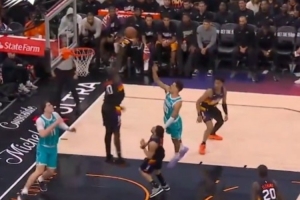 给机会就得把握住！约什·格林突破勾手被马卢阿奇超级大帽扇飞