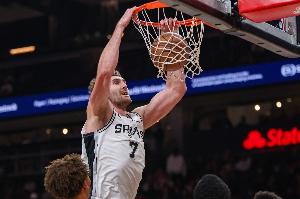 欺负申京是吧！科内特切入在申京头上空接暴扣得分