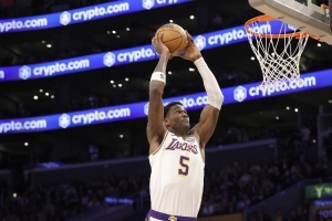 雷迪克：艾顿今天打得无可挑剔 拼抢&封盖对手投篮都拼尽全力